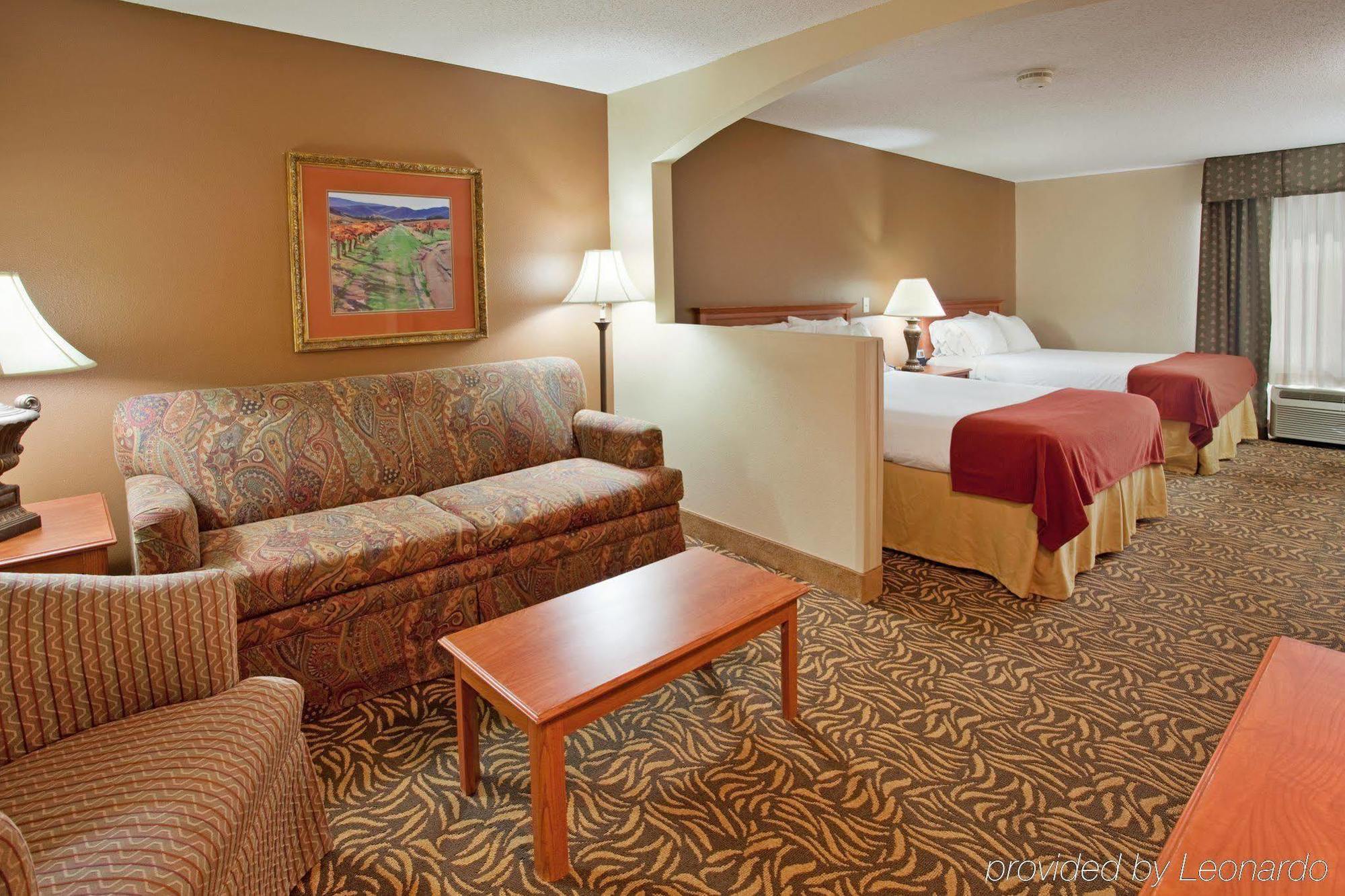 Holiday Inn Express Hotel & Suites Columbus By Ihg Dış mekan fotoğraf