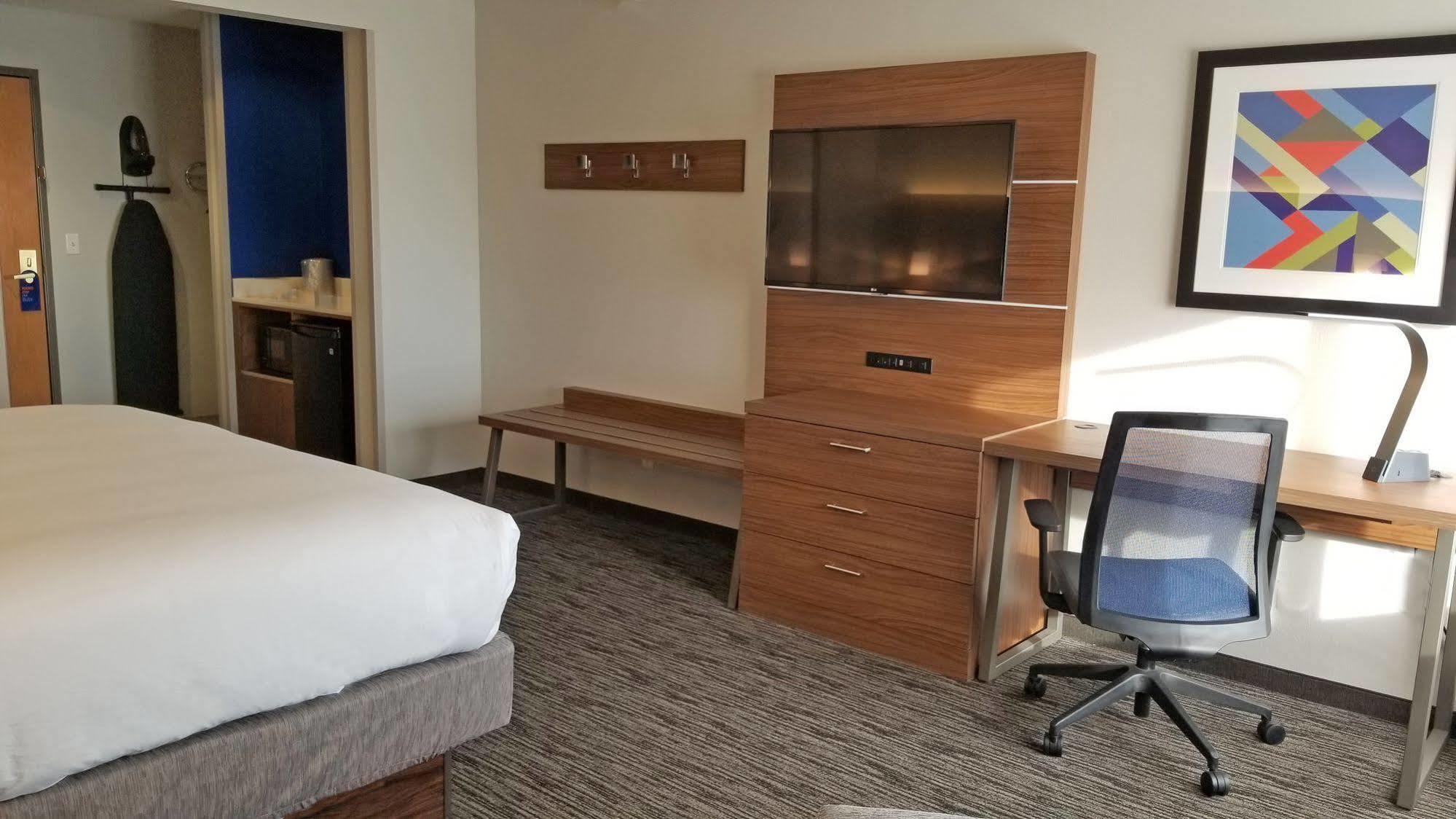 Holiday Inn Express Hotel & Suites Columbus By Ihg Dış mekan fotoğraf