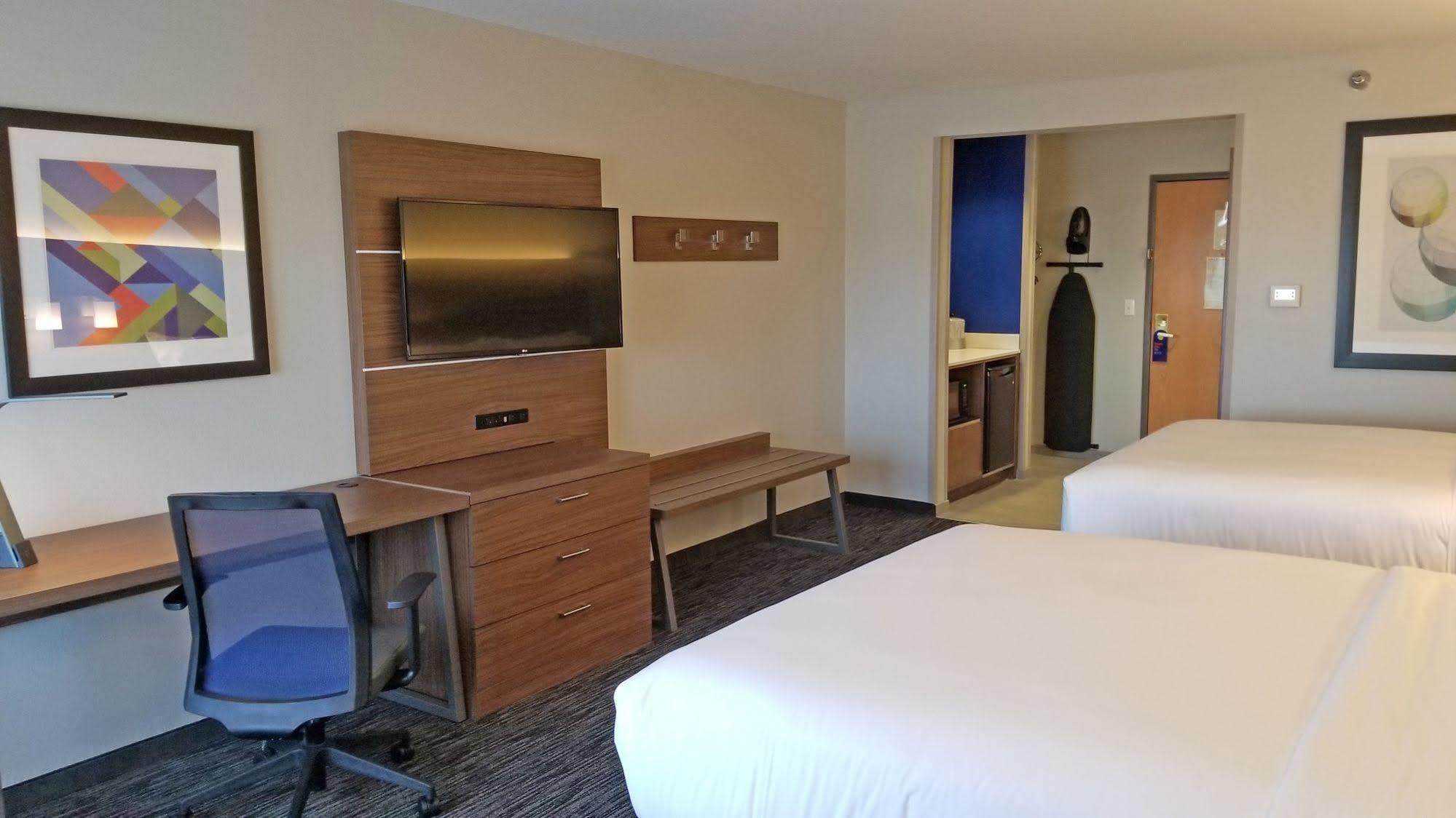 Holiday Inn Express Hotel & Suites Columbus By Ihg Dış mekan fotoğraf